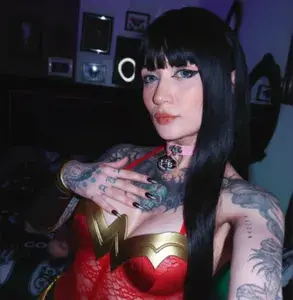 Zoe Cox 🖤🤍 profile