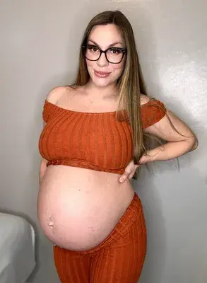 Step-Mommy Mia *𝐶𝑢𝑟𝑟𝑒𝑛𝑡𝑙𝑦 𝑃𝑟𝑒𝑔𝑛𝑎𝑛𝑡 🤰🏻 profile